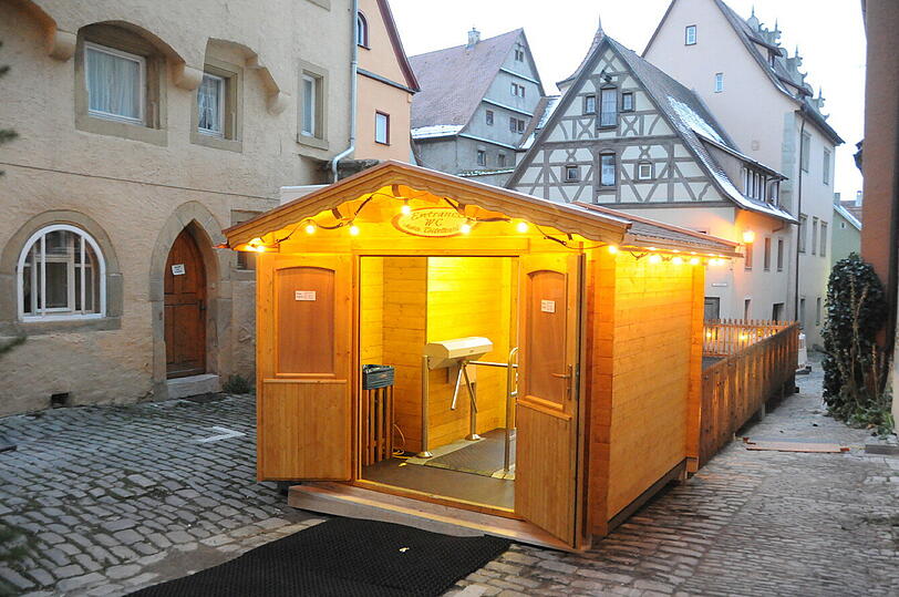 Passt sich stilvoll auch der historischen Umgebung an: ein von Werner Wagner veredelter Toiletten-Container.