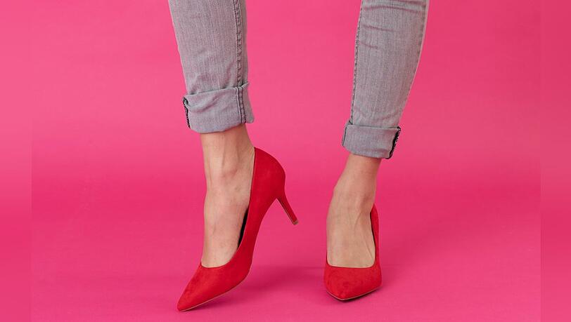 Cuffed Jeans funktionieren in legeren, eleganten und rockigen Looks.