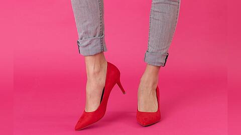 Cuffed Jeans funktionieren in legeren, eleganten und rockigen Looks.