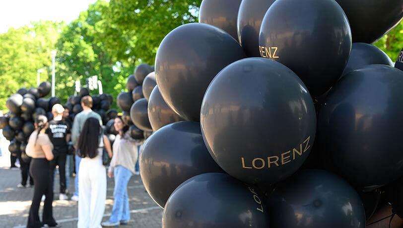 Bei einer Kundgebung für den von der Polizei erschossenen Lorenz steigen schwarze Ballons mit seinem Namen auf.
