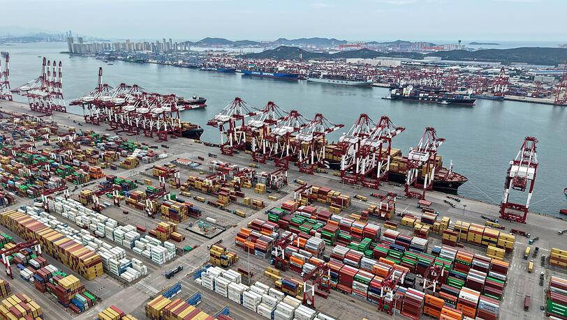 Der Hafen von Qingdao - die chinesischen Exporte in die USA brachen ein. (Archivbild)