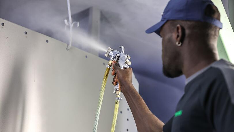 Ein Besch&auml;ftigrer aus Gambia in einer Firma in Deutschland. (Archivbild)