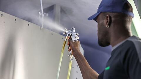 Ein Besch&auml;ftigrer aus Gambia in einer Firma in Deutschland. (Archivbild)