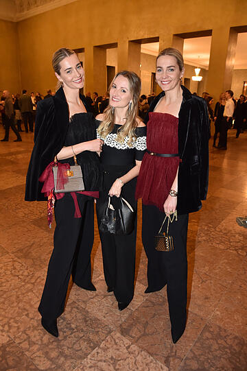 Die Meise-Twins, Julia und Nina Meise mit Schauspielerin Vanessa Eichholz (Mitte).