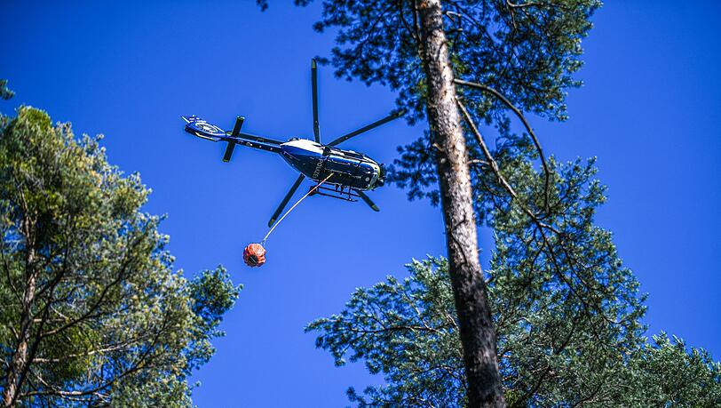 Die Feuerwehr versucht den Brand auch mit Löschhubschraubern zu bekämpfen. (Symbolbild) Die Feuerwehr versucht den Brand auch mit Löschhubschraubern zu bekämpfen. (Symbolbild)