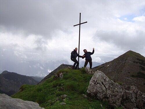 Die Gifpelmosher erklimmen hohe Berge um sie zu bemoshen, denn: &bdquo;Richtig gute Metalmusik ist gigantisch und mystisch &ndash; so wie auch die Berge sind.&ldquo; Die kuriosen Fotos von den Gipfelmoshern.