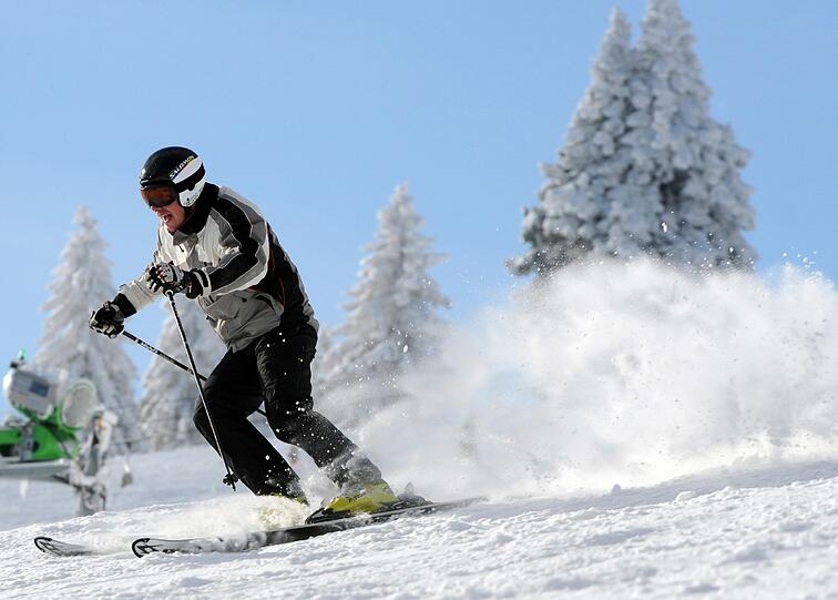 Die Skisaison ist in Deutschland eröffnet. Nicht nur in Feldberg (Baden-Württemberg) freuten sich die Freunde des Wintersport über weiße Pisten.