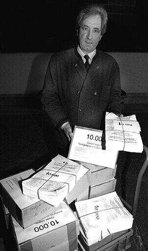 Max Strehle (66): Architekt aus dem Landkreis Augsburg - hier bei der Übergabe von Unterschriftenlisten gegen die Trinkgeldbesteuerung 1998 (damals war das Internet noch schwarz-weiß, wir bitten die geneigten User um Entschuldigung).