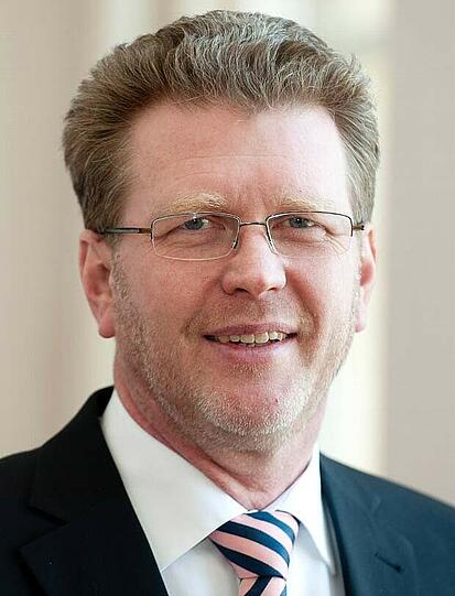 Umweltminister: Marcel Huber (55) ist Oberbayer und ein Mann für alle Fälle. Der Tierarzt und Feuerwehrmann aus Ampfing begann 2007 als Staatssekretär im Umweltministerium, wurde 2008 als Staatssekretär ins Schulministerium versetzt, 2011 von Seehofer als Minister in die Staatskanzlei geholt und acht Monate später an die Spitze des Umweltministeriums versetzt. Der CSU-Erststimmenkönig bei der Landtagswahl hat keine größeren Ambitionen und viel Geduld. In seiner Freizeit ist er Künstler und baut Ruinen-Krippen und kleidet Maria, Josef und das Jesuskind ein.