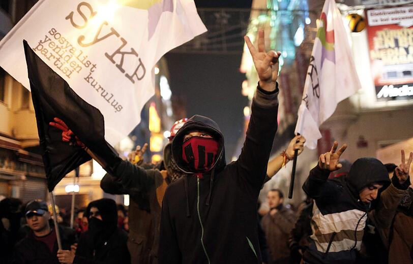 Die Kritik an der Türkei und Premier Erdogan wächst. In der Nacht auf Samstag gingen wieder hunderte Demonstranten auf die Straßen in Istanbul. Erdogan muss sich Kritik von der Justiz gefallen lassen, denn seine Regierung ist in einen Korruptionsskandal verstrikt.