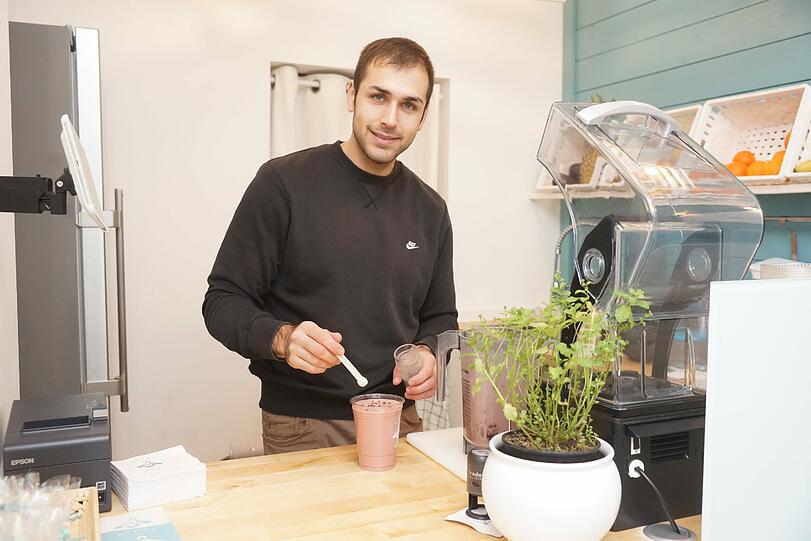 Und fertig ist der Sunrise Smoothie: Caner Bozkurt im Sunny Food weiß, wie es geht.