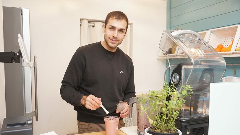 Und fertig ist der Sunrise Smoothie: Caner Bozkurt im Sunny Food weiß, wie es geht. Und fertig ist der Sunrise Smoothie: Caner Bozkurt im Sunny Food weiß, wie es geht.