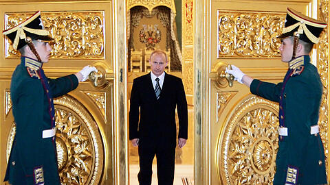 Wladimir Putin betritt den gold-verzierten Georgssaal im Kremlin Moskau.