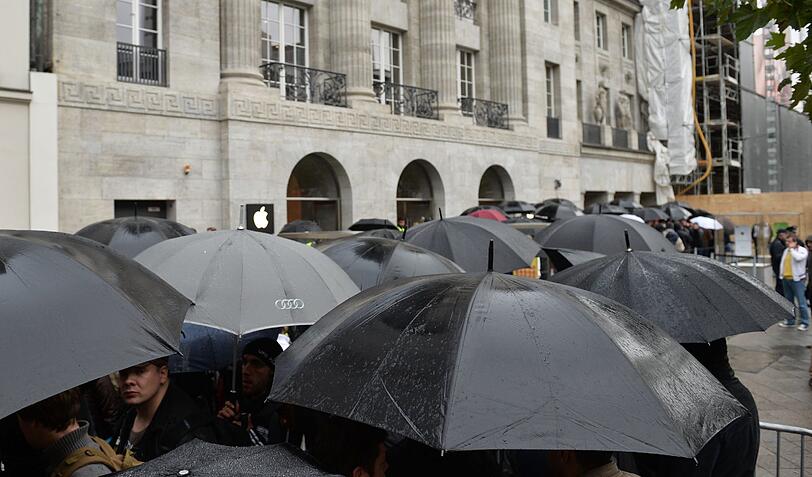 Der Regen in Berlin konnte die iPhone-Kunden nicht vom Warten abhalten.