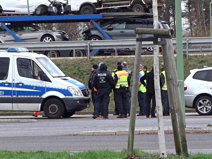 Polizisten suchen am Rastplatz Biegener Hellen an der Autobahn 12 Richtung Polen nach Spuren von Rebecca.