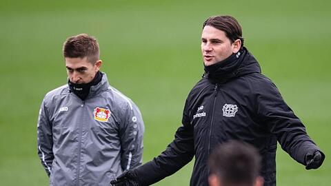 Leverkusens Trainer Gerardo Seoane (r) spricht beim Abschlusstraining zur Mannschaft.