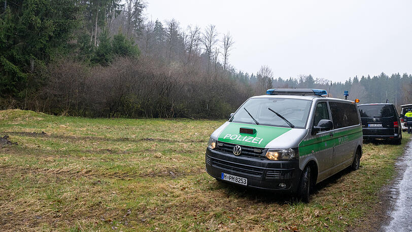 Polizeiwagen stehen an der Lichtung, 300 Meter vom Fundort.