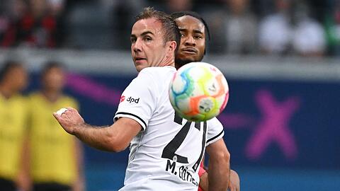 Frankfurts Mario Götze (l) und Leipzigs Christopher Nkunku kämpfen um den Ball.