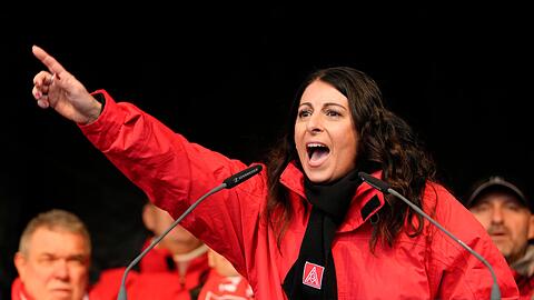 Betriebsratschefin Daniela Cavallo spricht auf der Kundegebung.