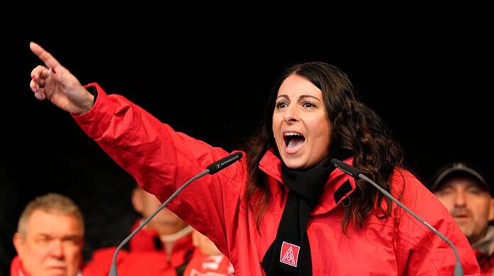 Betriebsratschefin Daniela Cavallo spricht auf der Kundegebung.