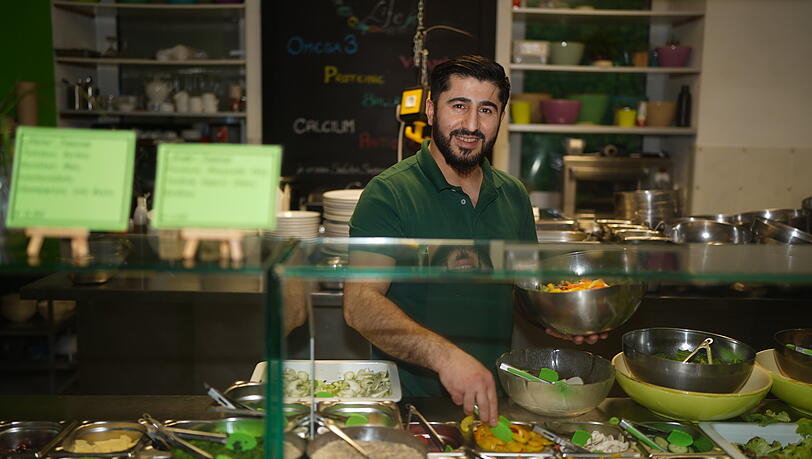 Lawin Nader stellt die Salate individuell nach den W&uuml;nschen der Kunden zusammen. Man kann sich aber auch eine Kombi von der Salatkarte aussuchen.