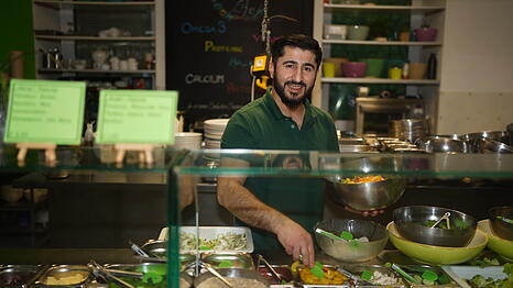 Lawin Nader stellt die Salate individuell nach den W&uuml;nschen der Kunden zusammen. Man kann sich aber auch eine Kombi von der Salatkarte aussuchen.