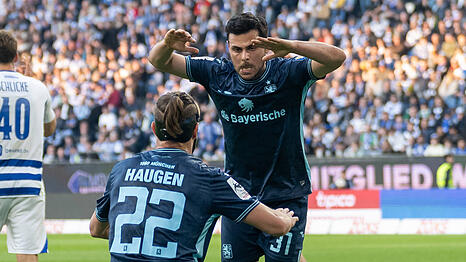 Das Spiel in Duisburg verloren, den Glauben an sich und die weiter bestehende (wenn auch vorerst geschrumpfte) Chance auf den gro&szlig;en Wurf aber nicht: Kevin Volland (r.) und Sigurd Haugen.