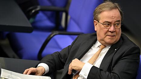 Armin Laschet im Plenarsaal des Bundestags - inzwischen tr&auml;gt er eine Armst&uuml;tze (Archivfoto)