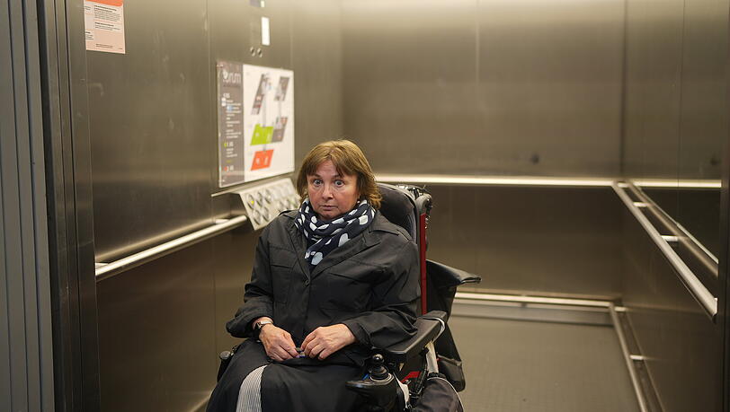 Valentyna Radlmaier ist mit ihrem Rollstuhl in einem öffentlichen Aufzug steckengeblieben. Nach zwei Stunden wurde sie befreit, ihren Rollstuhl bekam sie erst nach knapp einer Woche. Valentyna Radlmaier ist mit ihrem Rollstuhl in einem öffentlichen Aufzug steckengeblieben. Nach zwei Stunden wurde sie befreit, ihren Rollstuhl bekam sie erst nach knapp einer Woche.