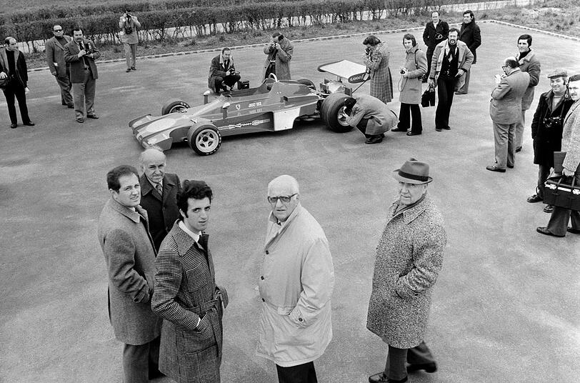 Schon im Jahr 1929 gründete Enzo Ferrari sein eigenes Rennteam. Die "Scuderia Ferrari" ist seitdem nicht aus der Motorsportwelt wegzudenken. Schon im Jahr 1929 gründete Enzo Ferrari sein eigenes Rennteam. Die "Scuderia Ferrari" ist seitdem nicht aus der Motorsportwelt wegzudenken.