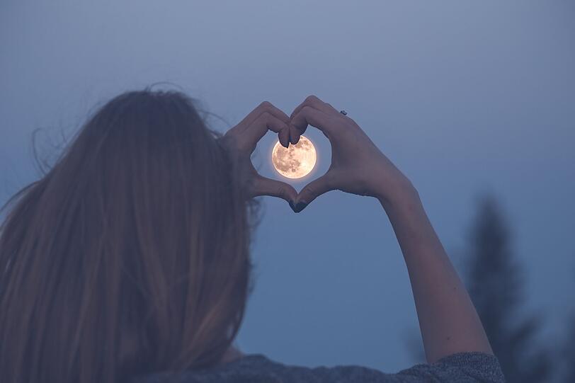 Und dann geben Sie den Wunsch ans Universum ab! Tipp: Vertrauen Sie darauf, dass Sie alles in Ihrer Macht Stehende getan haben, um Ihre Träume zu leben - und dann lassen Sie los. Vertrauen Sie darauf, dass Ihnen die richtigen Menschen und Möglichkeiten begegnen werden. Und dann geben Sie den Wunsch ans Universum ab! Tipp: Vertrauen Sie darauf, dass Sie alles in Ihrer Macht Stehende getan haben, um Ihre Träume zu leben - und dann lassen Sie los. Vertrauen Sie darauf, dass Ihnen die richtigen Menschen und Möglichkeiten begegnen werden.