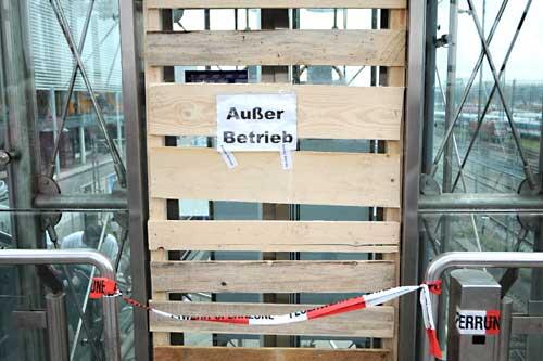 Außer Betrieb: Der Aufzug an der Hackerbrücke am Sonntag.