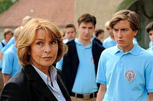 Der Tutor Karl von Sternberg (Lukas Nathrath) macht Eva Maria Prohacek (Senta Berger) deutlich, dass im Internat Mariaheil eigene Gesetze gelten.