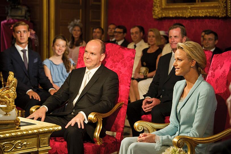 Monaco im Hochzeitsfieber: Bei der Standesamtlichen Hochzeit am Freitag wirkte das Brautpaar Fürst Albert und
Charlene super-happy.
