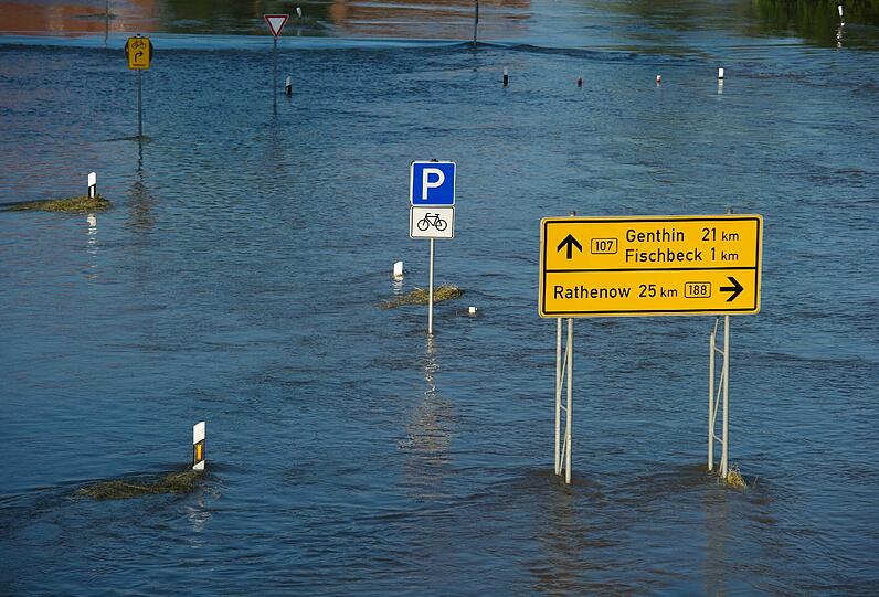 Nach einem Deichbruch an der Elbe bei Fischbeck (Sachsen-Anhalt) überflutet am 10.06.2013 das Hochwasser die Straßen um Stendal (Sachsen-Anhalt) und Rathenow (Brandenburg).