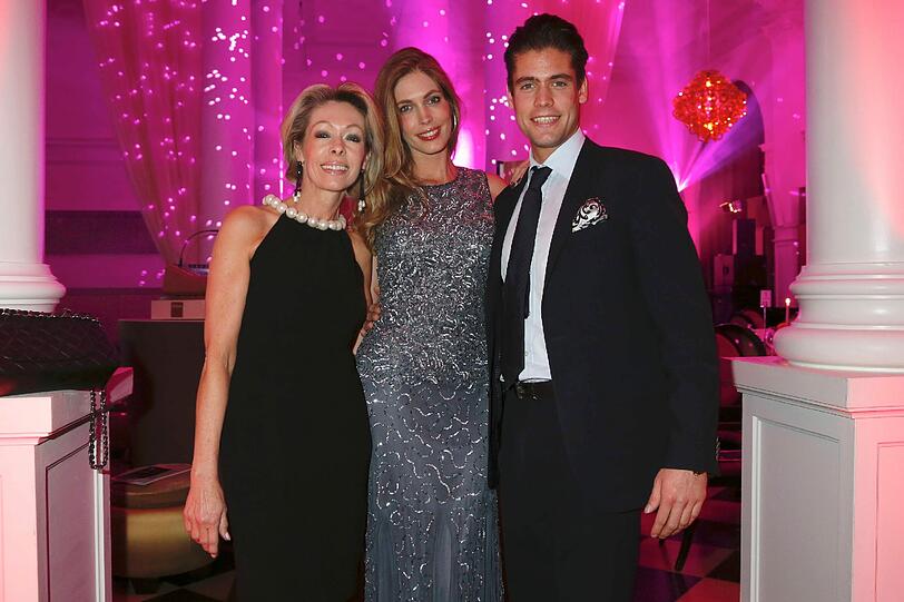 Geraldine Golz mit Mutter Eva und Bruder Tommy Golz bei der AMREF Charity Gala "Come fly with us" zugunsten 50 Jahre AMREF FLYING DOCTORS im Rilano No.6 Lenbach Palais in München am 21.03.2014.