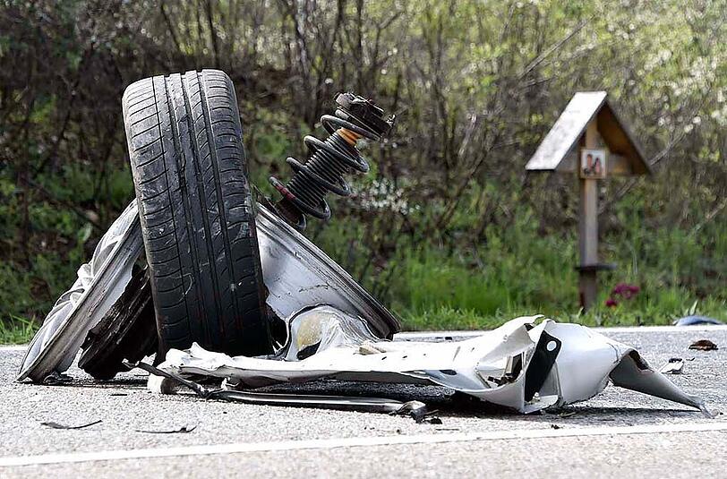 Bilder vom schweren Verkehrsunfall in Aschheim. Die Feuerwehr musste das Dach eines Autos entfernen, um den Fahrer zu befreien. Der andere Wagen hat durch die Wucht der Kollision ein Vorderrad verloren.