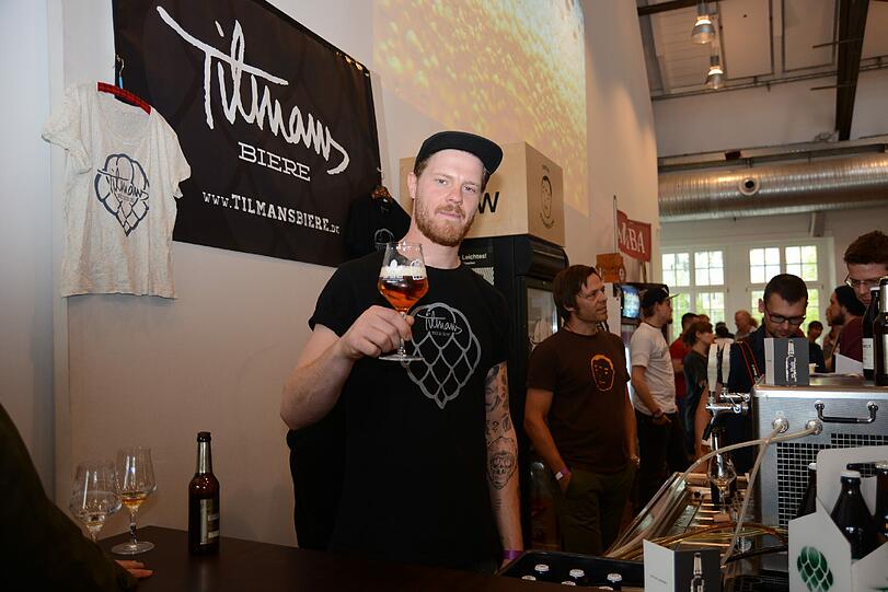 Tilmanns Biere. Wer steckt dahinter: Tilmann Ludwig (31) braut auch bei 3Brew (siehe oben) mit, sein eigenes Brauprojekt hat er seit zwei Jahren. Braustudent ist er geworden, weil ein Spezl ihm nach dem Abi ein Heft über Bier geschenkt hat, das der in der S-Bahn gefunden hatte. Das Heft war zwar alt, das Thema packte Ludwig aber sofort. Nach dem Studium arbeitete er zwei Jahre in einer sehr kleinen Brauerei in der Schweiz, zurück in München startete er sein eigenes Projekt. Inzwischen sehr erfolgreich: 2014 braute er von seinem Hellen noch 280 Hektoliter, 2015 waren es schon 1500. Das sind die Biere: Neben dem frischen Hellen (5,1 Prozent), gibt es &bdquo;Die Dunkle&ldquo; (5 Prozent) und das hopfig-karamellige &bdquo;Brown Ale&ldquo; (5,8 Prozent). In Planung ist ein Weißbier. Die Etiketten lässt Ludwig von Künstlern gestalten, sie haben dabei freie Hand: &bdquo;Ich sage ihnen nur, was für eine Idee ich für den Geschmack des Bieres habe.&ldquo; Da gibt&rsquo;s es: u.a. Getränke Liebick (Germering), Getränke Walter, Hofladen am Stemmerhof, Süd Treibstoff (Schönstr.).