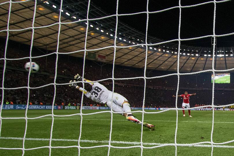 21. Mai - Peps finaler Triumph: Im Pokalfinale gegen Dortmund muss der Rekordmeister ins Elfmeterschießen. Am Ende verwandelt Costa den entscheidenden Elfer.