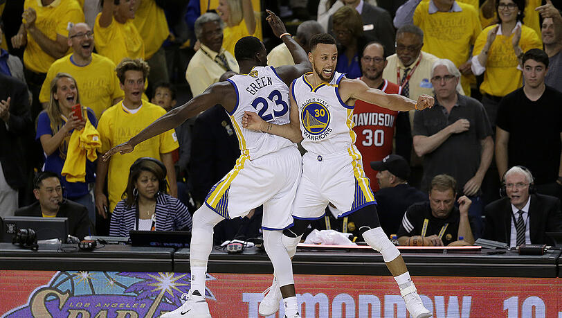 Die Basketballer der Golden State Warriors sind am Ziel und haben dank ihrer Superstars Kevin Durant und Stephen Curry Titelverteidiger Cleveland Cavaliers entthront. Bilder aus Oakland. Die Basketballer der Golden State Warriors sind am Ziel und haben dank ihrer Superstars Kevin Durant und Stephen Curry Titelverteidiger Cleveland Cavaliers entthront. Bilder aus Oakland.