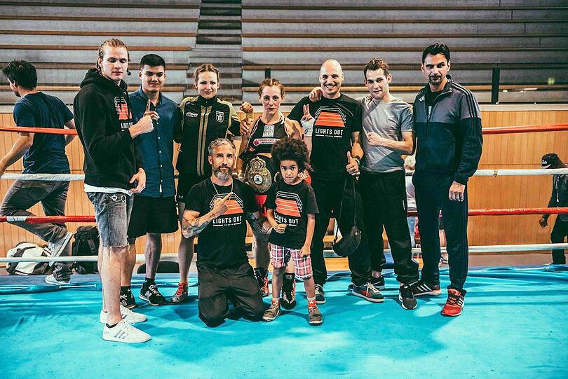 Boxwerk-Chef Trachte (knieend) mit Kämpfern und Trainern.