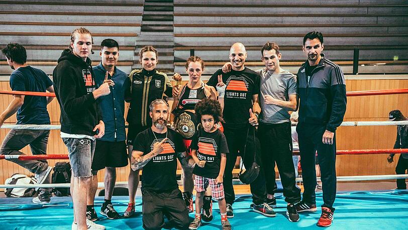 Boxwerk-Chef Trachte (knieend) mit Kämpfern und Trainern. Boxwerk-Chef Trachte (knieend) mit Kämpfern und Trainern.