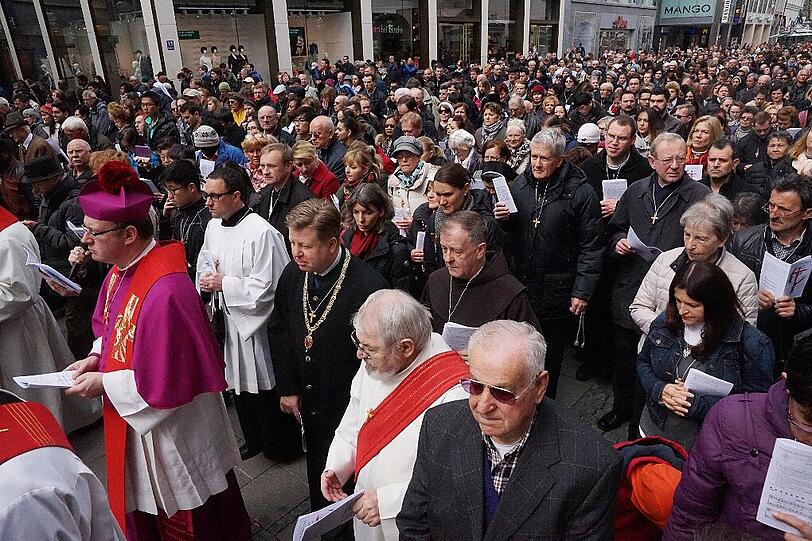Rund 3000 Menschen kamen am Freitagvormittag zur Karfreitagsprozession in die Innenstadt.
