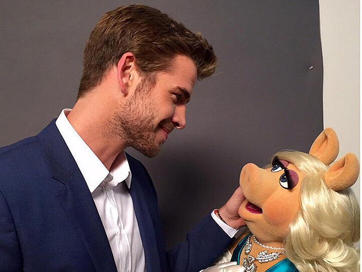 Liam beim Flirten mit Miss Piggy