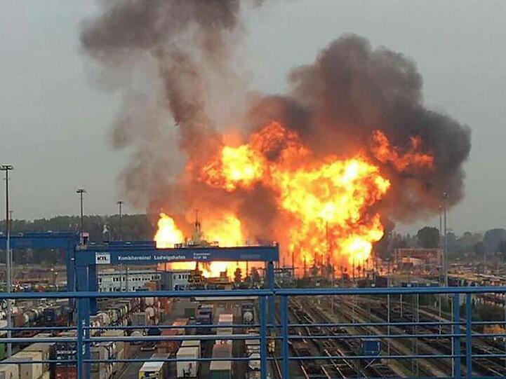Im Prozess um das BASF-Explosionsunglück mit fünf Toten ist der Angeklagte zu einem Jahr Haft auf Bewährung verurteilt worden.