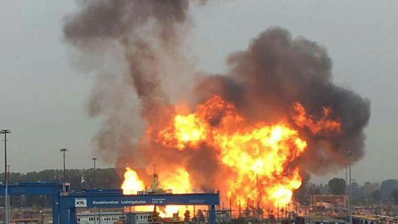 Im Prozess um das BASF-Explosionsunglück mit fünf Toten ist der Angeklagte zu einem Jahr Haft auf Bewährung verurteilt worden. Im Prozess um das BASF-Explosionsunglück mit fünf Toten ist der Angeklagte zu einem Jahr Haft auf Bewährung verurteilt worden.