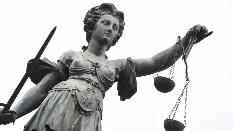 Eine Bronzestatue der Justitia steht in Frankfurt am Main. Foto: Arne Dedert/dpa