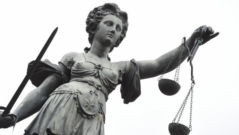 Eine Bronzestatue der Justitia steht in Frankfurt am Main. Foto: Arne Dedert/dpa Eine Bronzestatue der Justitia steht in Frankfurt am Main. Foto: Arne Dedert/dpa