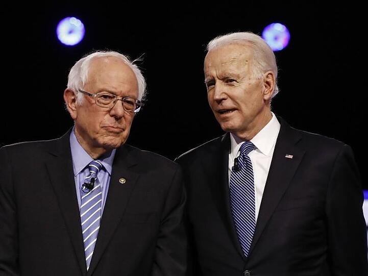 Die demokratischen Bewerber um die Präsidentschaftskandidatur, Bernie Sanders (l.) und Joe Biden, während einer TV-Debatte.