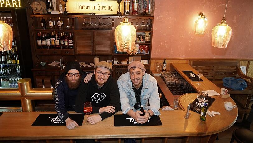 Philipp Steenbock, Max Heisler und Richy Strobl (von links) haben die ehemalige Dartkneipe selbst renoviert und in die gemütliche Boazeria umgewandelt.